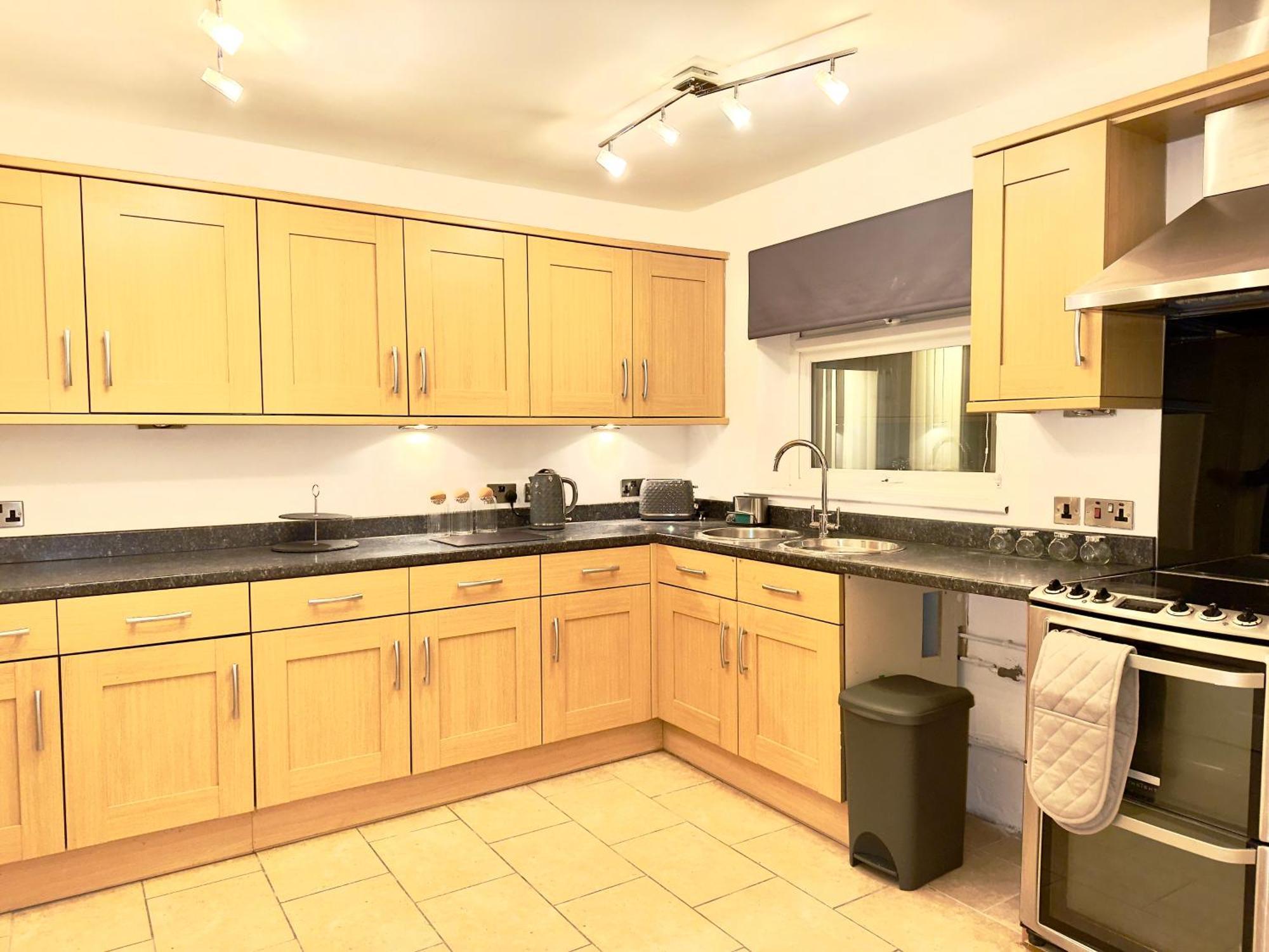 Rnm - Business Professionals Ready, Cost Effective For Large Stays! 3 Bedroom Lounge, Private Access & Entire Place, Kitchen & Washroom With Amenities, Smart Tv, Easy Access, Fast Wifi, Large Driveway, Great Transport Links, Near Worcester Hospital A Экстерьер фото