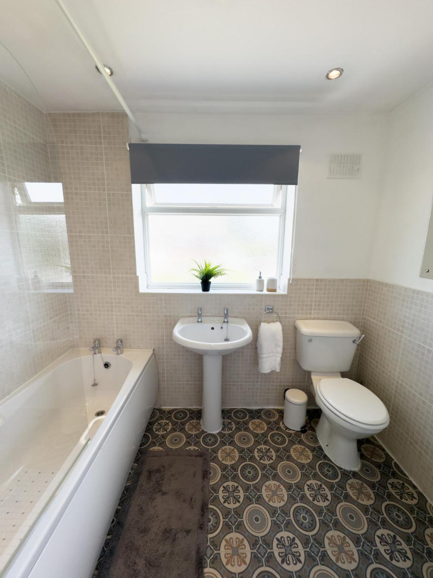 Rnm - Business Professionals Ready, Cost Effective For Large Stays! 3 Bedroom Lounge, Private Access & Entire Place, Kitchen & Washroom With Amenities, Smart Tv, Easy Access, Fast Wifi, Large Driveway, Great Transport Links, Near Worcester Hospital A Экстерьер фото